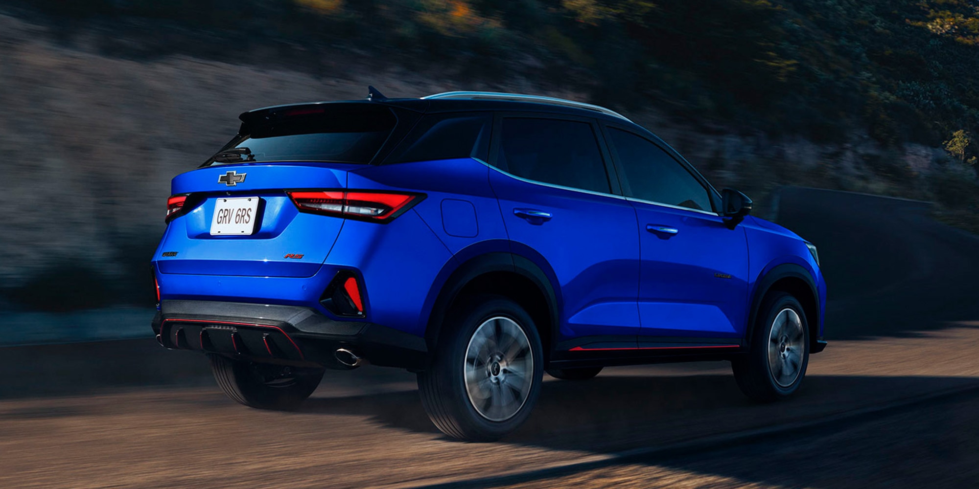 Chevrolet Groove azul en carretera demostrando fuerza y control