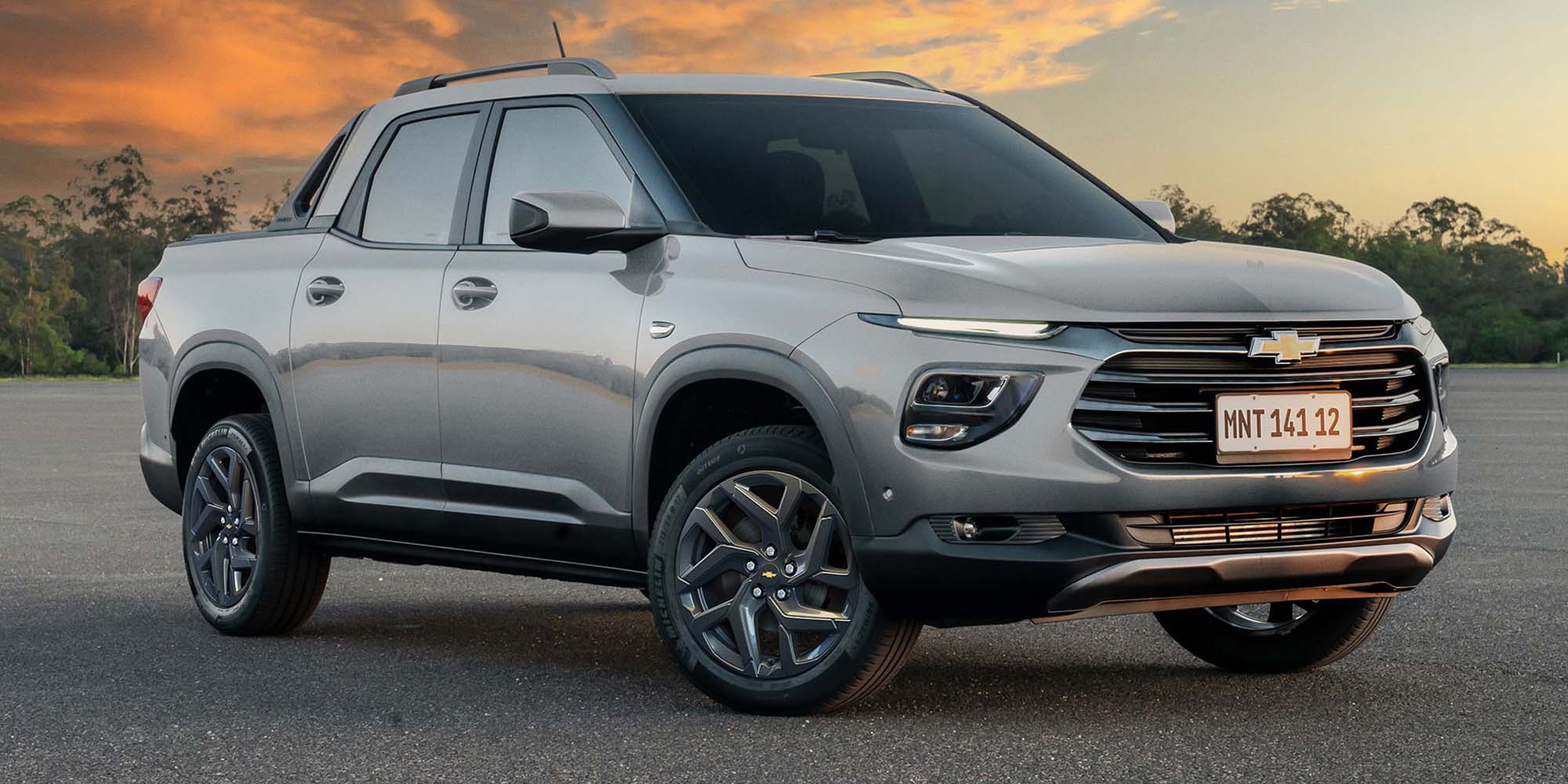 Vista lateral frontal Chevrolet Montana color plata