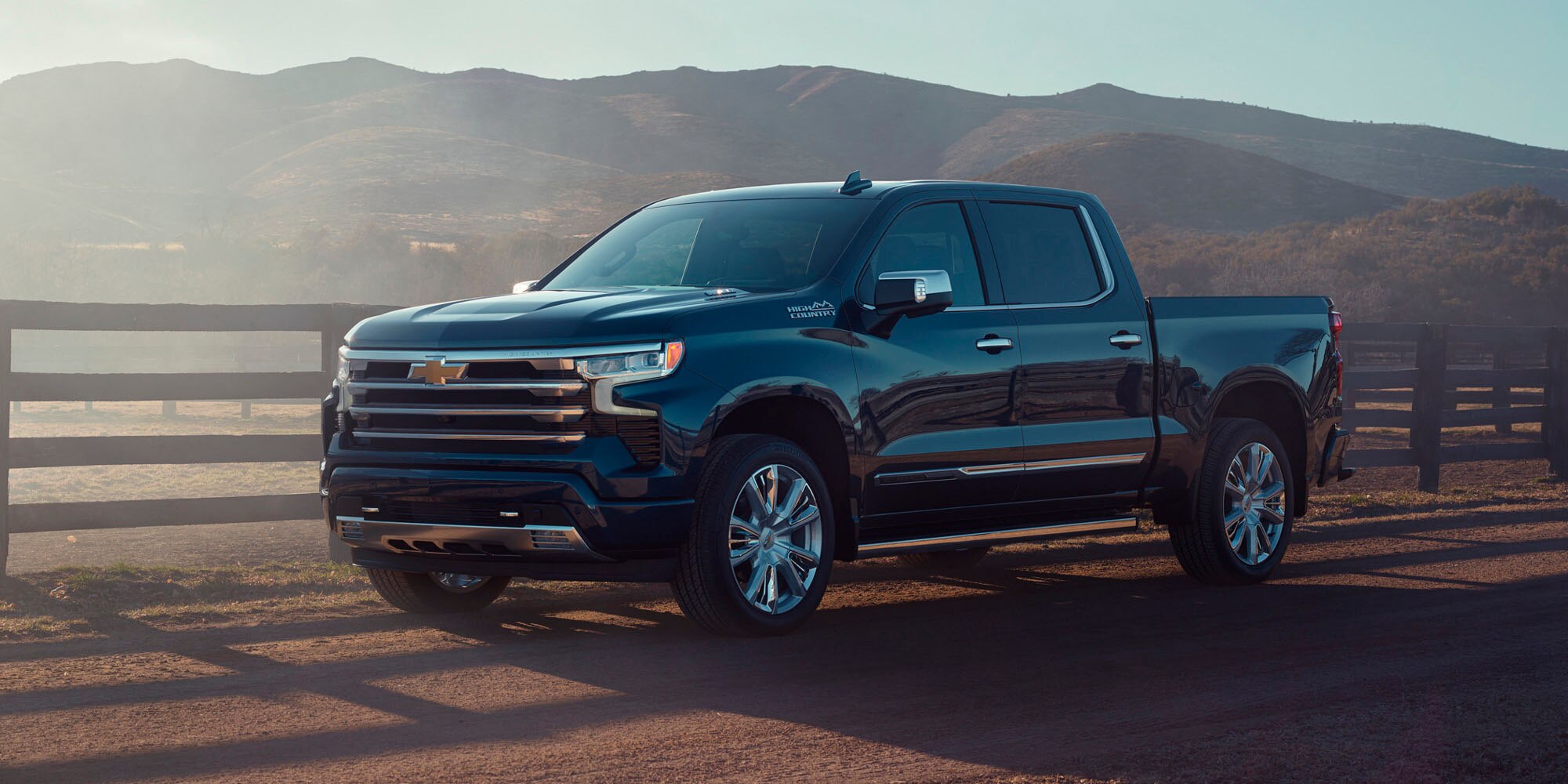 Chevrolet Silverado vista exterior en carretera rural