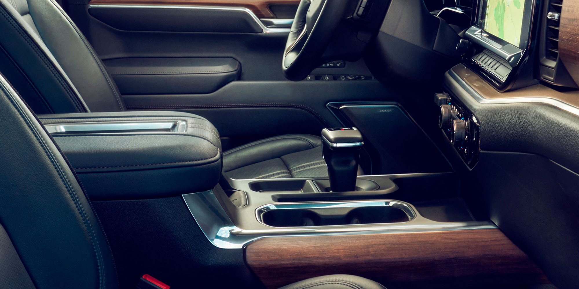 Interior de la Chevrolet Silverado High Country con acabados en bronce